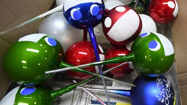 Заготовки стеклянных новогодних шаров на фабрике игрушек "Бирюсинка" в Красноярске.