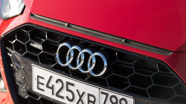 Декоративная прорезь под капотом отличает машины в исполнении Sport