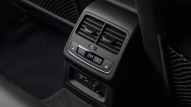 В распоряжении пассажиров второго ряда несколько розеток и отдельный блок управления климатом
