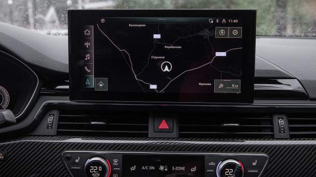 Управление мультимедийной системой теперь только сенсорное