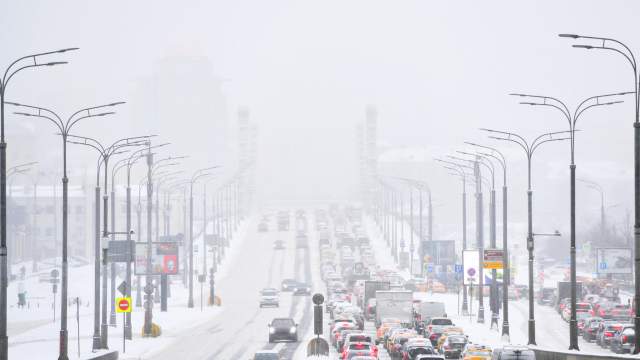 Автомобильное движение по Крымскому мосту во время снегопада в Москве