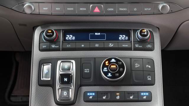 Кнопочное управление «автоматом» Hyundai уже опробовала на седане Sonata. Если открыть дверь — трансмиссия автоматически перейдет в Parking