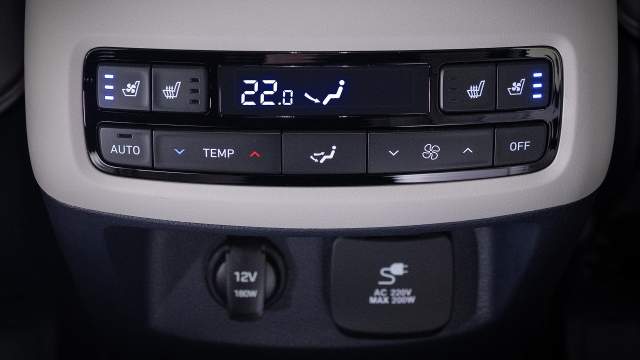 В распоряжении пассажиров второго ряда отдельный блок климат-контроля, подогрев и вентиляция сидений, а также несколько розеток