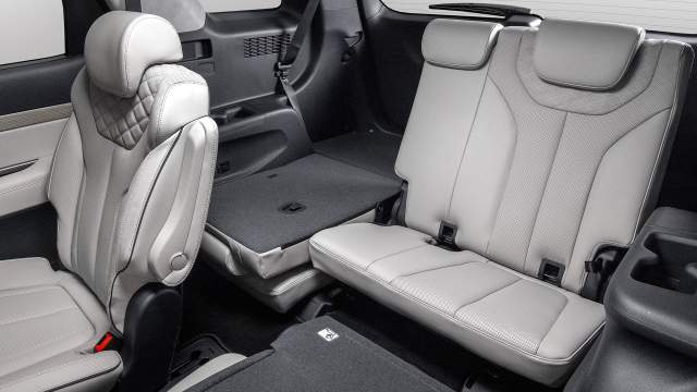 Объем багажника в зависимости от того, задействован третий ряд или нет, колеблется от 311 до 704 литров