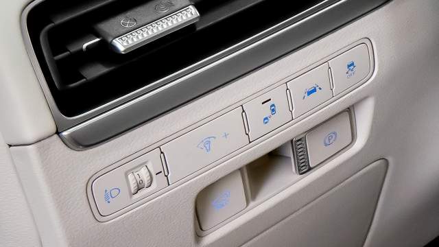 Клавиша электрической ручника расположена на панели слева