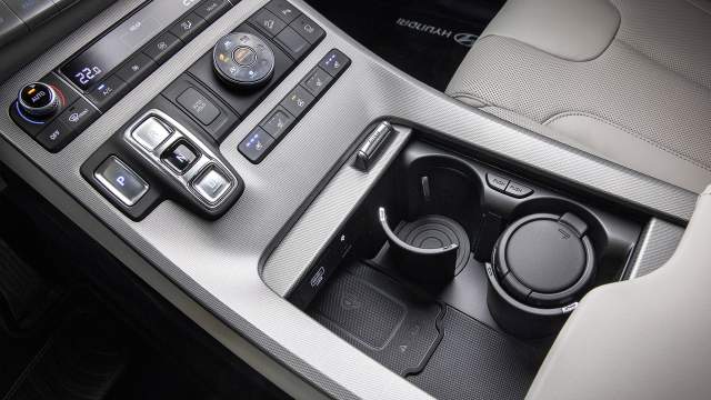 Под высокой центральной консолью расположен вместительный отсек