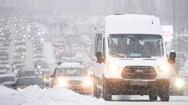 Автомобильное движение во время снегопада в центре Москвы