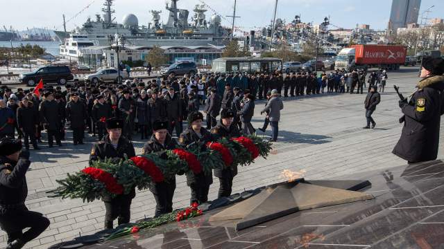 Церемония возложения цветов к Вечному огню у мемориала «Боевая слава Тихоокеанского флота» в День защитника Отечества во Владивостоке
