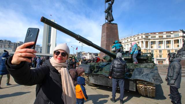 Местные жители на праздновании Дня защитника Отечества на центральной площади во Владивостоке