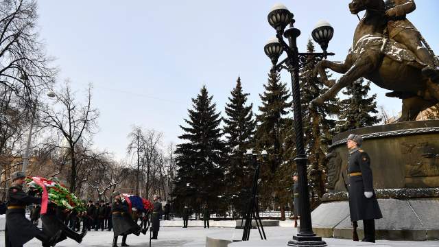 Военнослужащие во время торжественного возложения цветов к памятнику маршалу Георгию Жукову в честь Дня защитника Отечества в Екатеринбурге