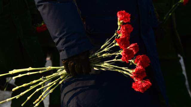 Во время торжественного возложения цветов к памятнику маршалу Георгию Жукову в честь Дня защитника Отечества в Екатеринбурге