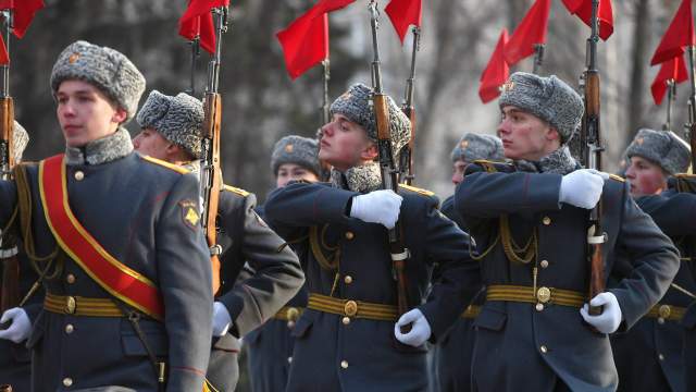 Военнослужащие во время торжественного возложения цветов к памятнику маршалу Георгию Жукову в честь Дня защитника Отечества в Екатеринбурге