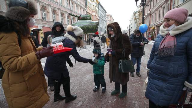 В День защитника Отечества девушки поздравили мужчин «Горячим женским маршем». Участницы марша предложили проходящим мужчинам горячие напитки, подарили эмоции и символические подарки к празднику