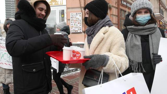 В День защитника Отечества девушки поздравили мужчин «Горячим женским маршем». Участницы марша предложили проходящим мужчинам горячие напитки, подарили эмоции и символические подарки к празднику