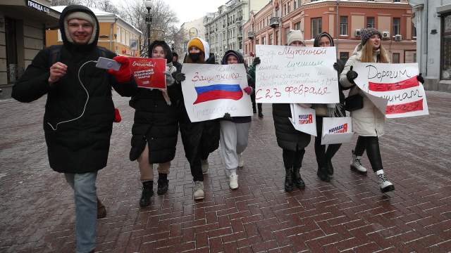 В День защитника Отечества девушки поздравили мужчин «Горячим женским маршем». Участницы марша предложили проходящим мужчинам горячие напитки, подарили эмоции и символические подарки к празднику