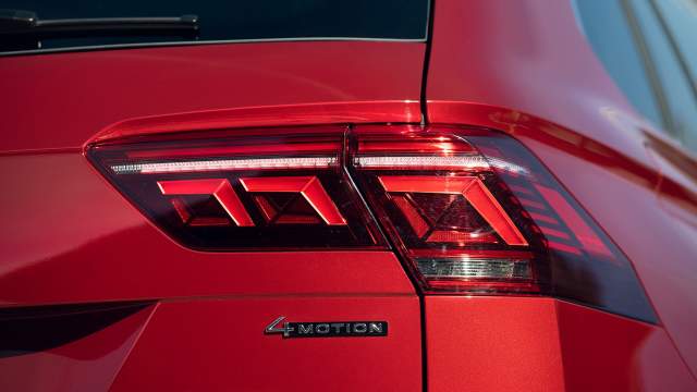 Светодиодные огни с 3D-эффектом и бегущей строкой поворотников — признак дорогих версий