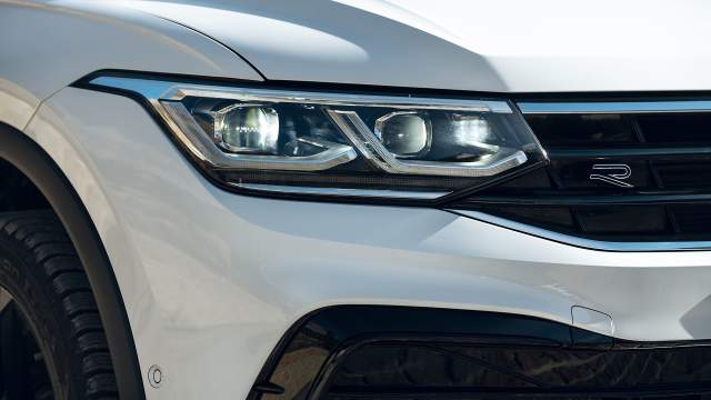 Фары уже в базовой версии светодиодные, рефлекторные. В более дорогих комплектациях доступен адаптивный свет