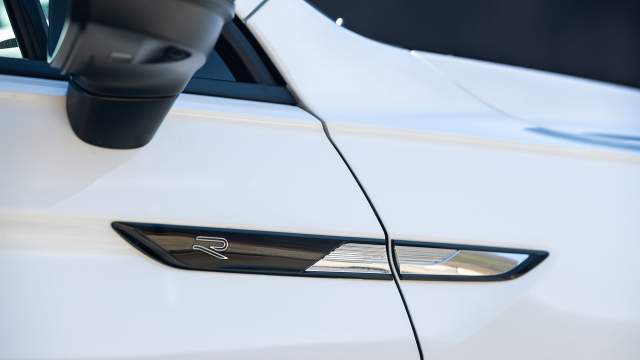 Такая «птичка» — признак версии R-Line