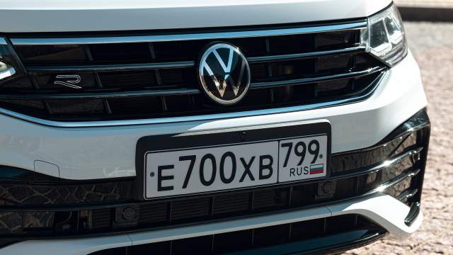 Фронтальная камера встроена в номерную площадку. Как дилеры будут крепить собственные рамки для номеров, непонятно