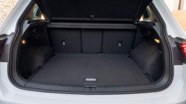 Объем багажника — 615 л, а со сложенными задними спинками вырастает до 1655. За доплату можно заказать стальное полноразмерное запасное колесо