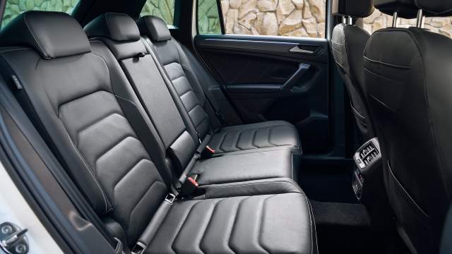 Откидные столики больше не предлагаются. В спинках сидений появились кармашки для гаджетов. Третья зона климат-контроля доступна уже в базе