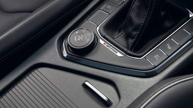 Ездовые режимы переключаются с помощью шайбы и тачскрина