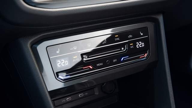 Управление климат-контролем спереди полностью сенсорное