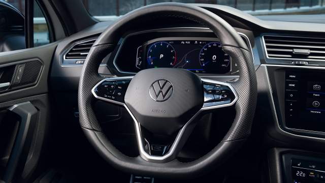 Руль в топ-версии оснащен сенсорными панелями на спицах