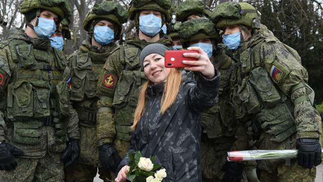 Севастополь, поздравление армией девушек