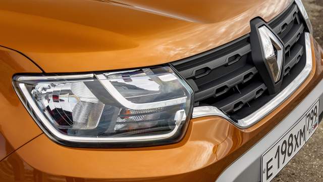 Фары галогеновые, со светодиодными ходовыми огнями