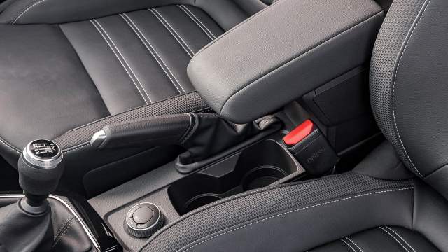 Появился центральный подлокотник и подстаканники