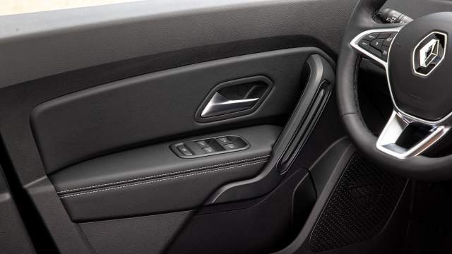 Обивка дверей стала качественнее, но автоматический режим только у водительского стеклоподъемника