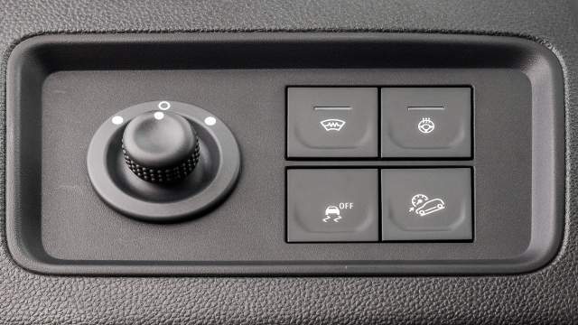 Регулировка зеркал, клавиши обогрева, отключения системы стабилизации и ассистента спуска с горы теперь слева
