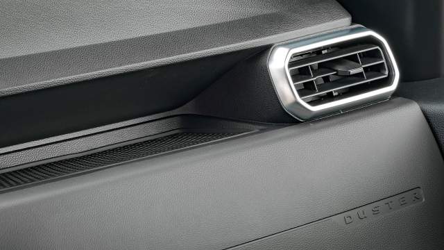 Справа на панели удобная полочка