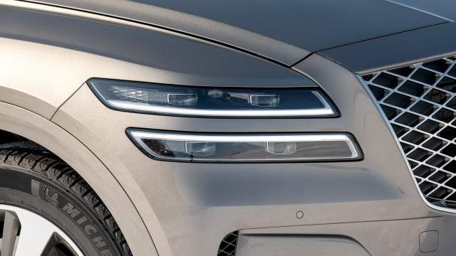 Фары уже в базовой комплектации светодиодные, а в топ-версии с интеллектуальным управлением светом