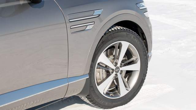 Минимальный размер колес — 20 дюймов, максимальный — 22 дюйма