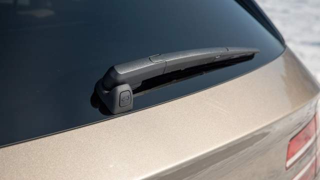 Кнопка открывания багажника расположена нестандартно