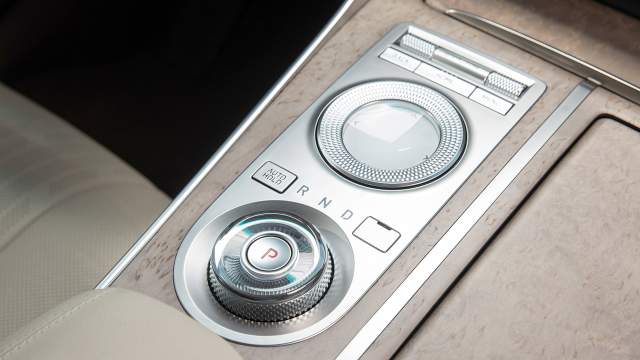 Мультимедийная система управляется с помощью «блюдца», а «автомат» — хрустальной шайбой