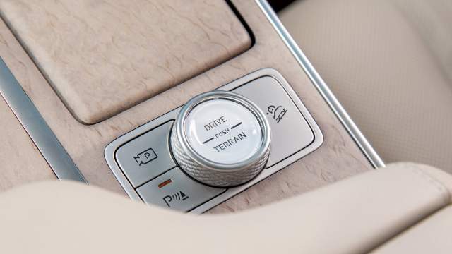 Дорожные и внедорожные режимы переключает шайба с кнопкой