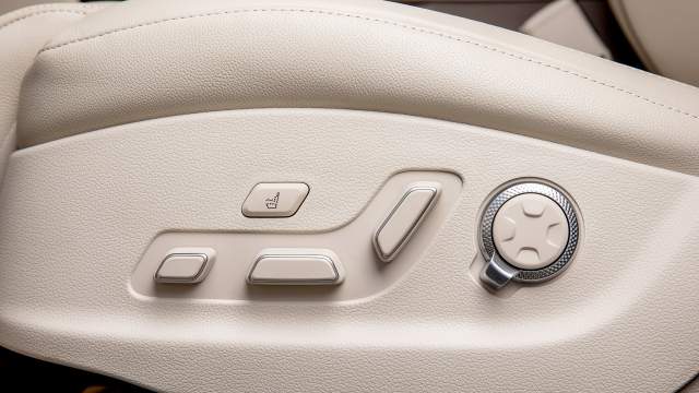 Кресла снабжены массажем и поддувают боковую поддержку в спортрежиме