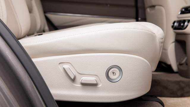 Сиденья второго ряда снабжены электроприводом