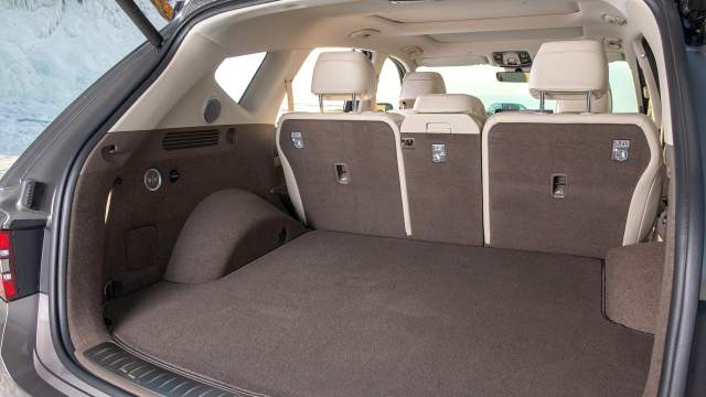 Объем багажика — 727 литров. В подполье прячется докатка. За доплату можно заказать третий ряд сидений