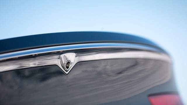 Кнопку открывания багажника объединили с камерой заднего вида