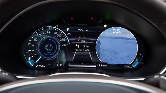 При включении указателя поворота на приборную панель выводится картинка с боковой камеры