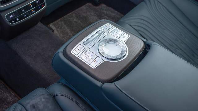 Задний ряд снабжен регулировками с электроприводом, вентиляцией и подогревом. Дополнительными дисплеями для пассажиров второго ряда оснащается только седан