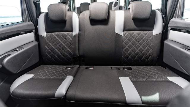 Второй ряд снабжен подогревом и USB-розетками. Замки ремней безопасности спрятаны в подушку