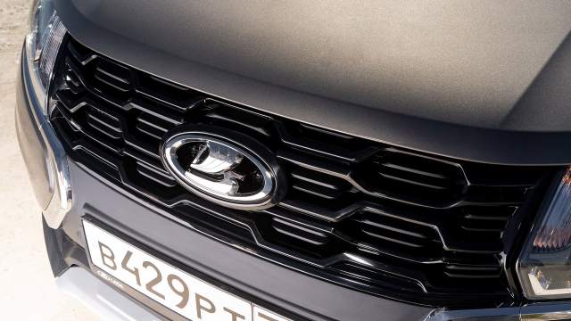 Версия Cross отличается решеткой радиатора особого рисунка