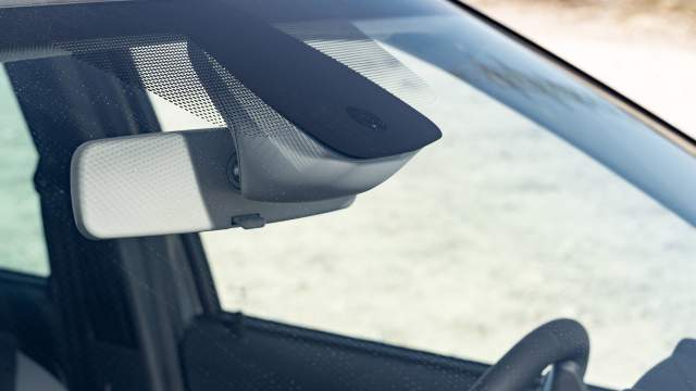 В дорогих версиях появились датчики света и дождя