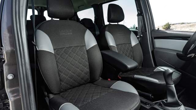 Кресла стали удобнее, между ними появился подлокотник-бокс