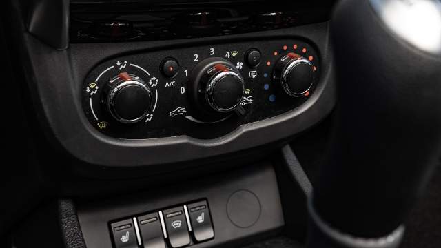 Кнопки подогревов переехали в нишу под консолью